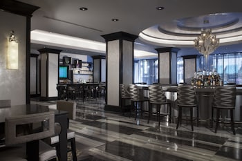 Serves breakfast, lunch, and dinner at Silversmith Hotel Chicago Downtown
