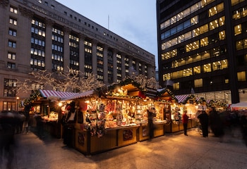 Shopping mall at Silversmith Hotel Chicago Downtown