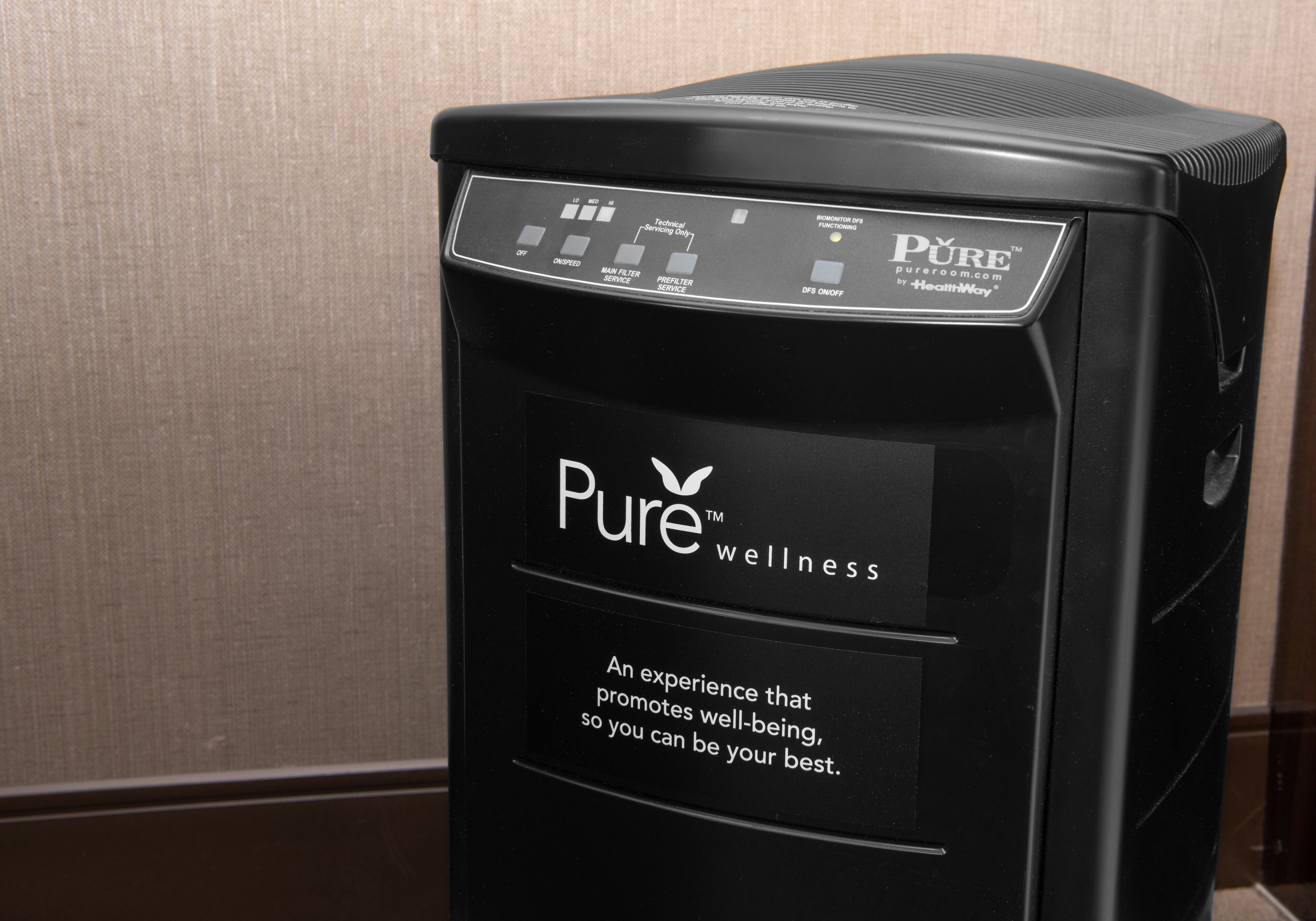 Una máquina de bienestar negra con un panel de control y la marca Pure wellness.