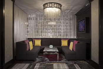 Serves breakfast, lunch, and dinner at Silversmith Hotel Chicago Downtown