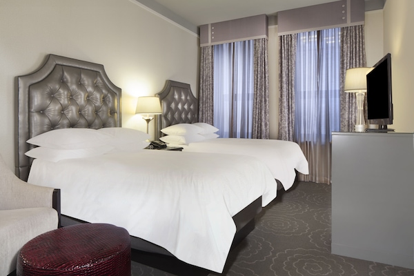 Luxe beddengoed, een kluis op de kamer, een bureau