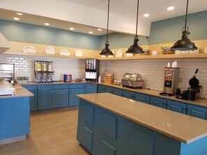 بوفيه فطور مجانًا يوميًا