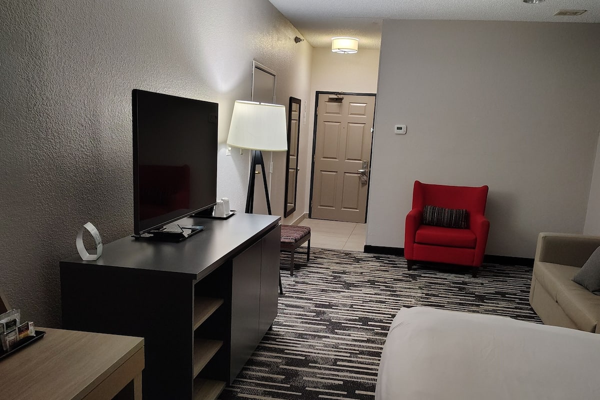 Suite estudio, 1 cama King size, para no fumadores | Escritorio y espacio para trabajar con laptop