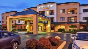 A Courtyard Marriott hotel with a covered entrance, multiple balconies, and a parking lot. - Courtyard by Marriott Indianapolis South (Indianapolis)