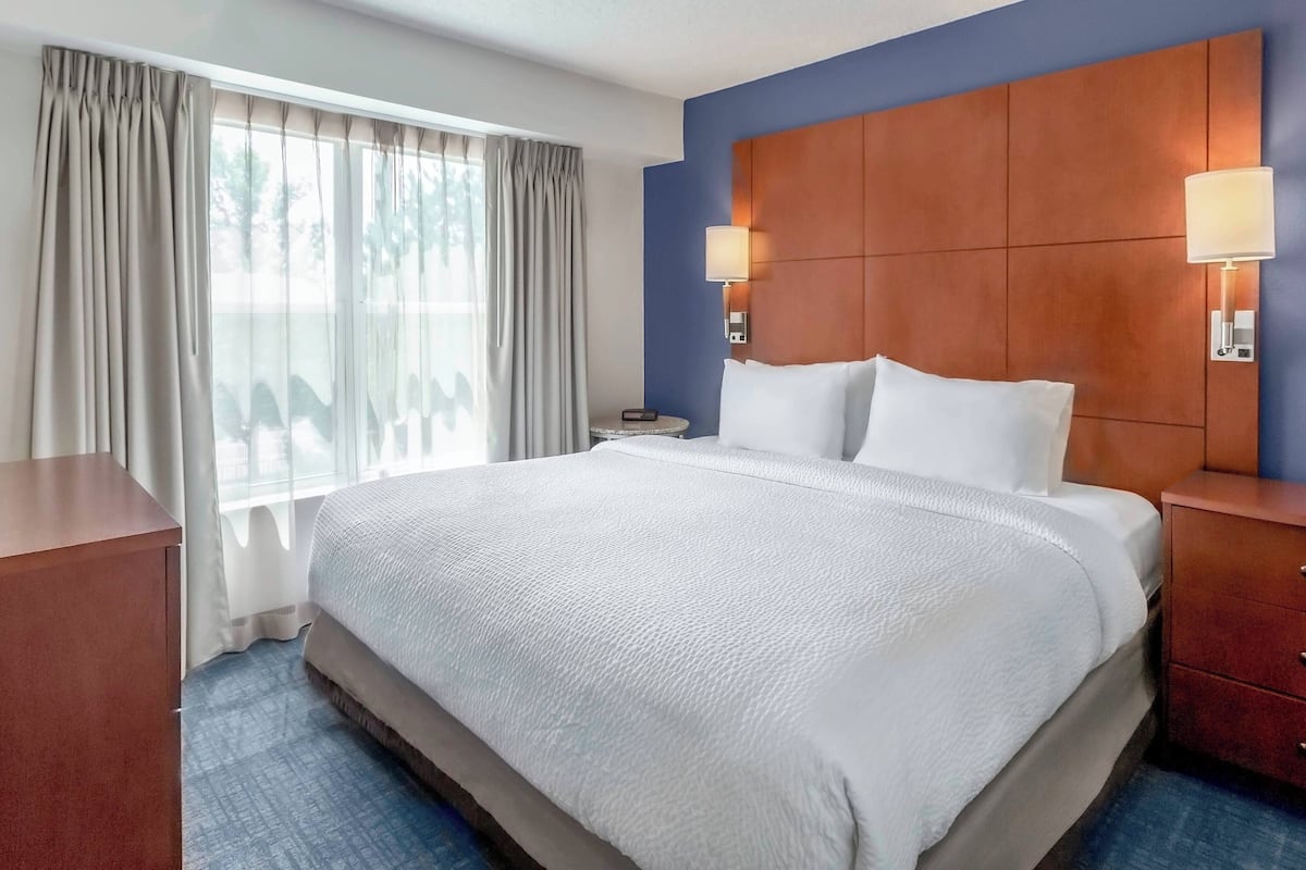 hypo-allergenic bedding, in-room safe, desk, laptop workspace