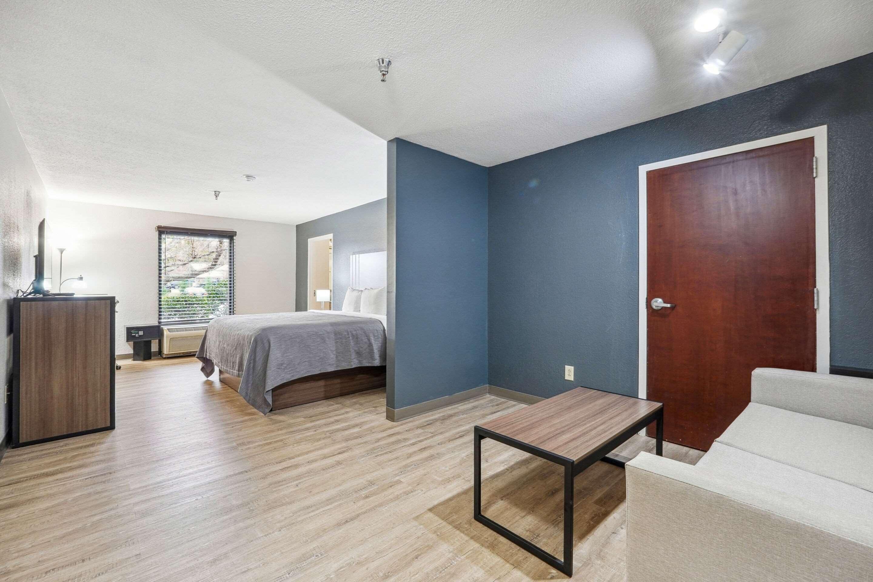 Un dormitorio con cama, mesita de noche y armario.