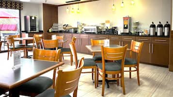 Café da manhã com buffet grátis todos os dias