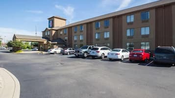 Ein Hotel mit Parkplatz und mehreren Autos.