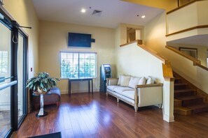 Coin salon dans le hall