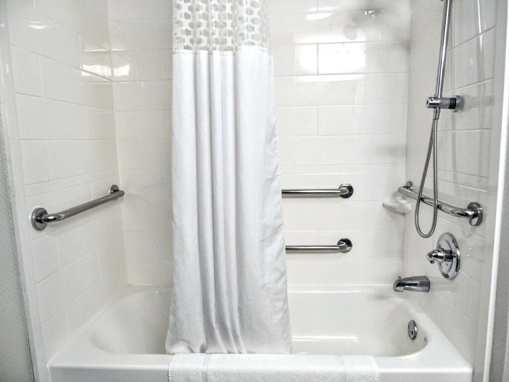 Kombinert dusj/badekar, toalettartikler (inkludert) og hårføner