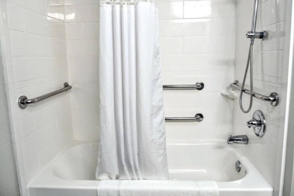 Combined shower/tub, free toiletries, hair dryer, towels