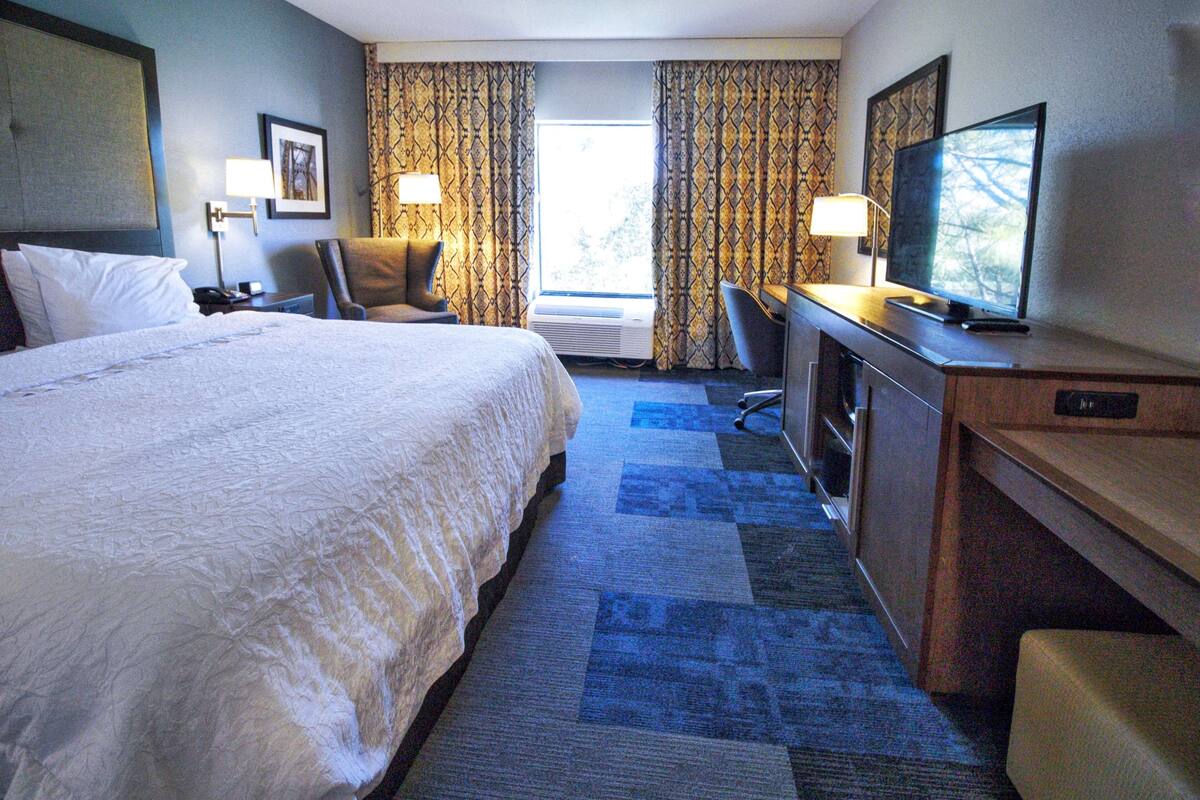 room, 1 king bed, accessible, bathtub (hearing) | premium bedding, in-room safe, desk, blackout curtains