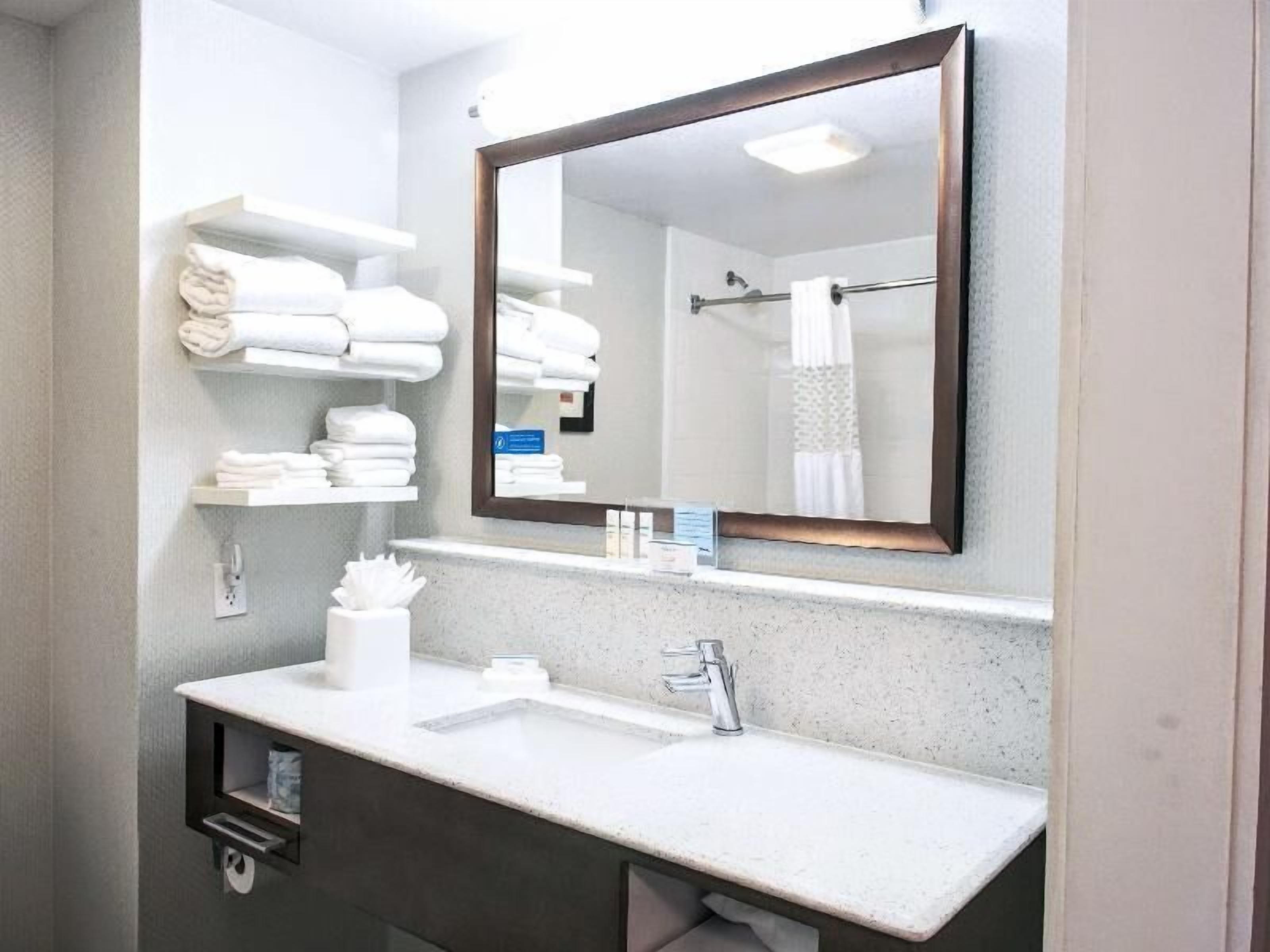 Bad | Kombinert dusj/badekar, toalettartikler (inkludert) og hårføner