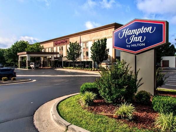 A Hampton Inn by Hilton with a clear entrance, a parking lot, and well-maintained landscaping.