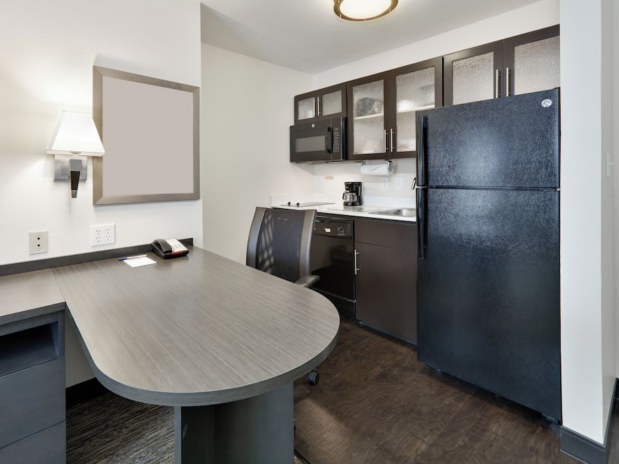 Full-size fridge, microwave, stovetop, dishwasher