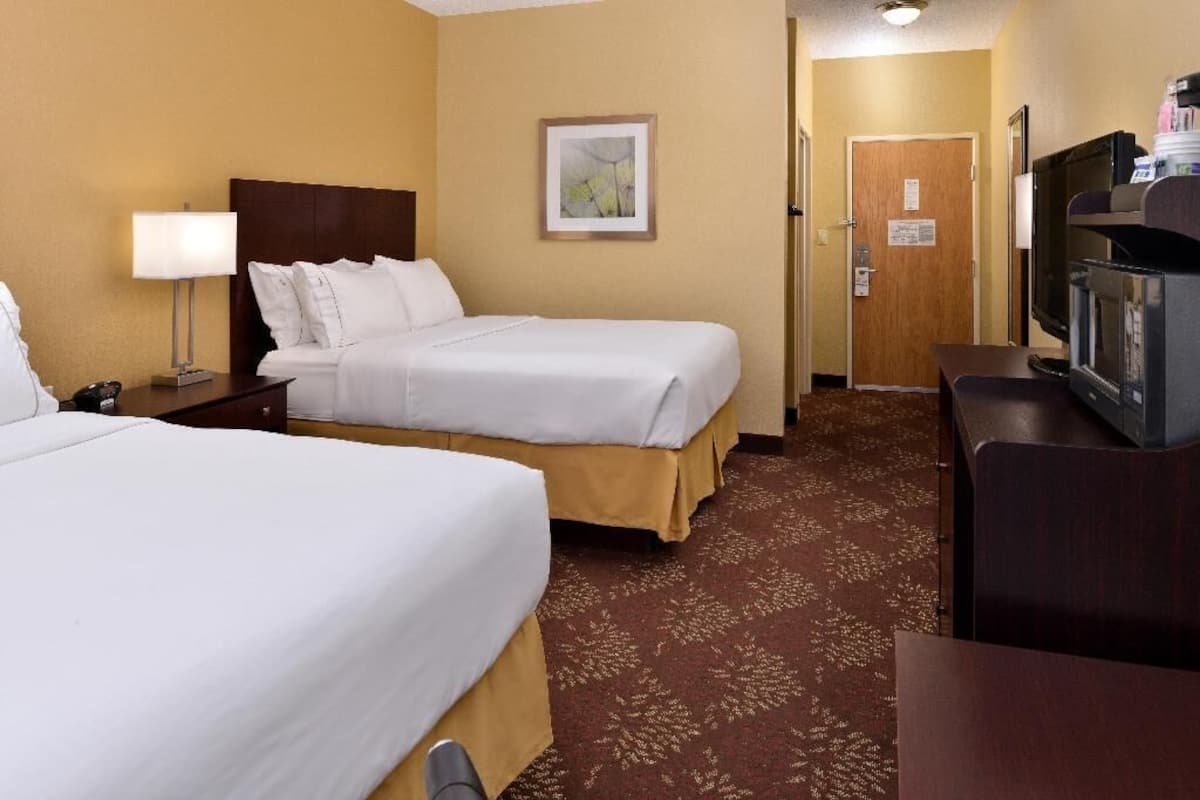 Pillowtop beds, in-room safe, desk, laptop workspace