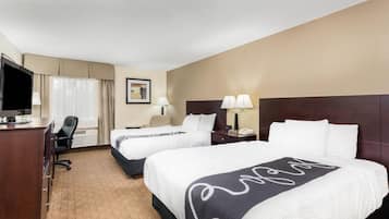 Kamar, 2 Tempat Tidur Queen, Bebas Asap Rokok | Meja kerja, setrika/meja setrika, dan tempat tidur bayi gratis