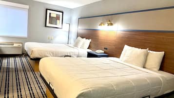 Habitación, 2 camas Queen size, para no fumadores | Escritorio, tabla de planchar con plancha y cunas gratuitas