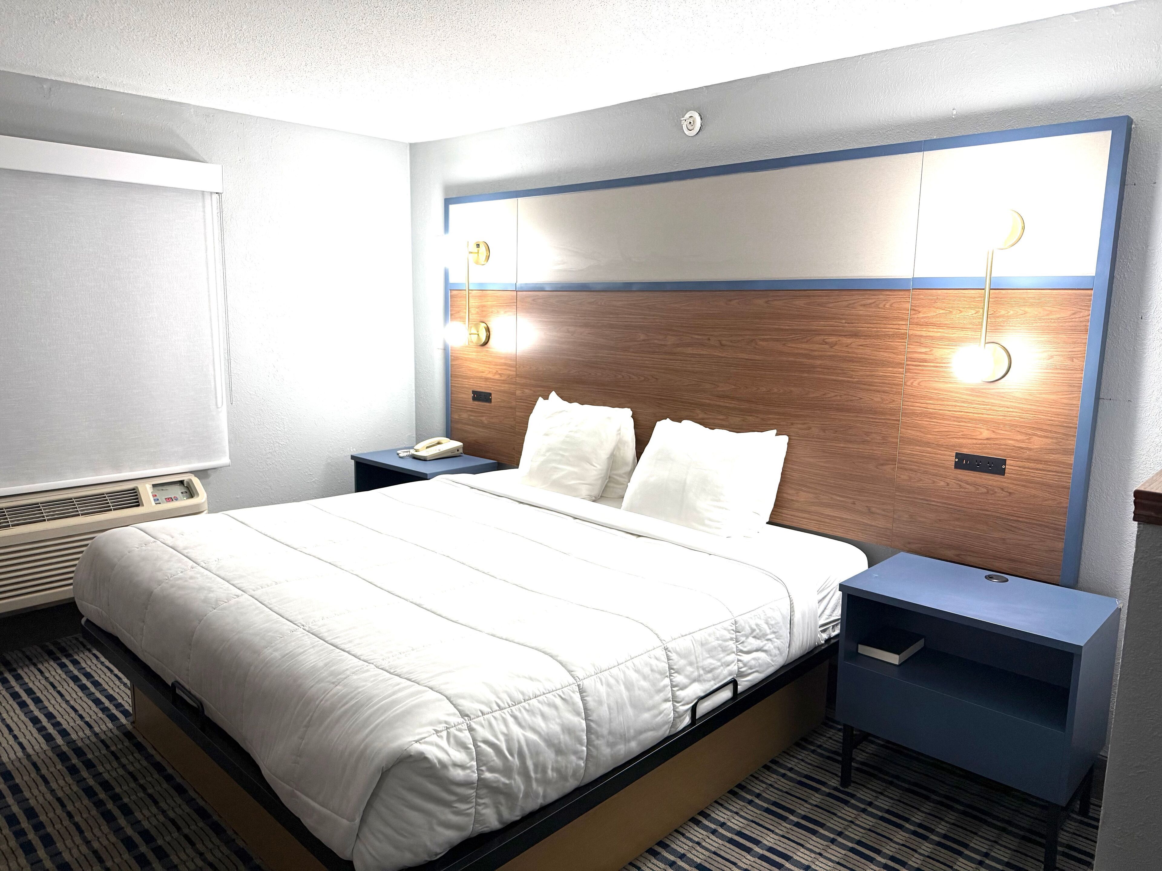 Skrivebord, strykejern/-brett og barnesenger (inkludert)