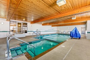 Indoor pool, sun loungers