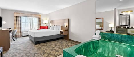 Suite, 1 letto king, non fumatori, idromassaggio | Biancheria da letto di alta qualità, minibar, una cassaforte in camera