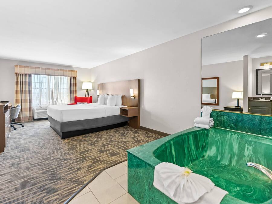 Suite, 1 kingsize bed, niet-roken, bubbelbad | Luxe beddengoed, een minibar, een kluis op de kamer, een bureau