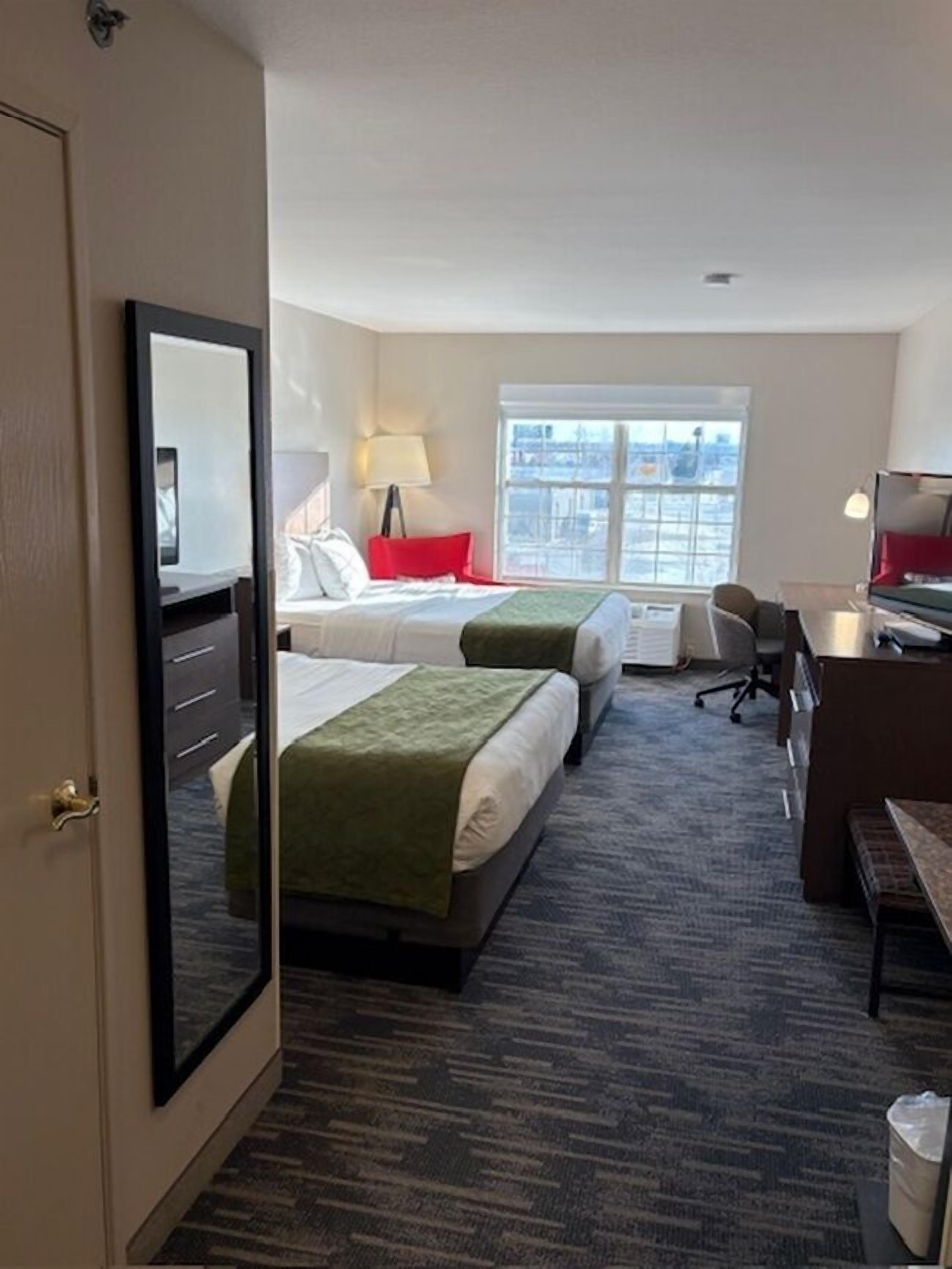 客房, 2 张大床, 无烟房 | 高档床上用品、迷你吧、客房内保险箱、办公桌