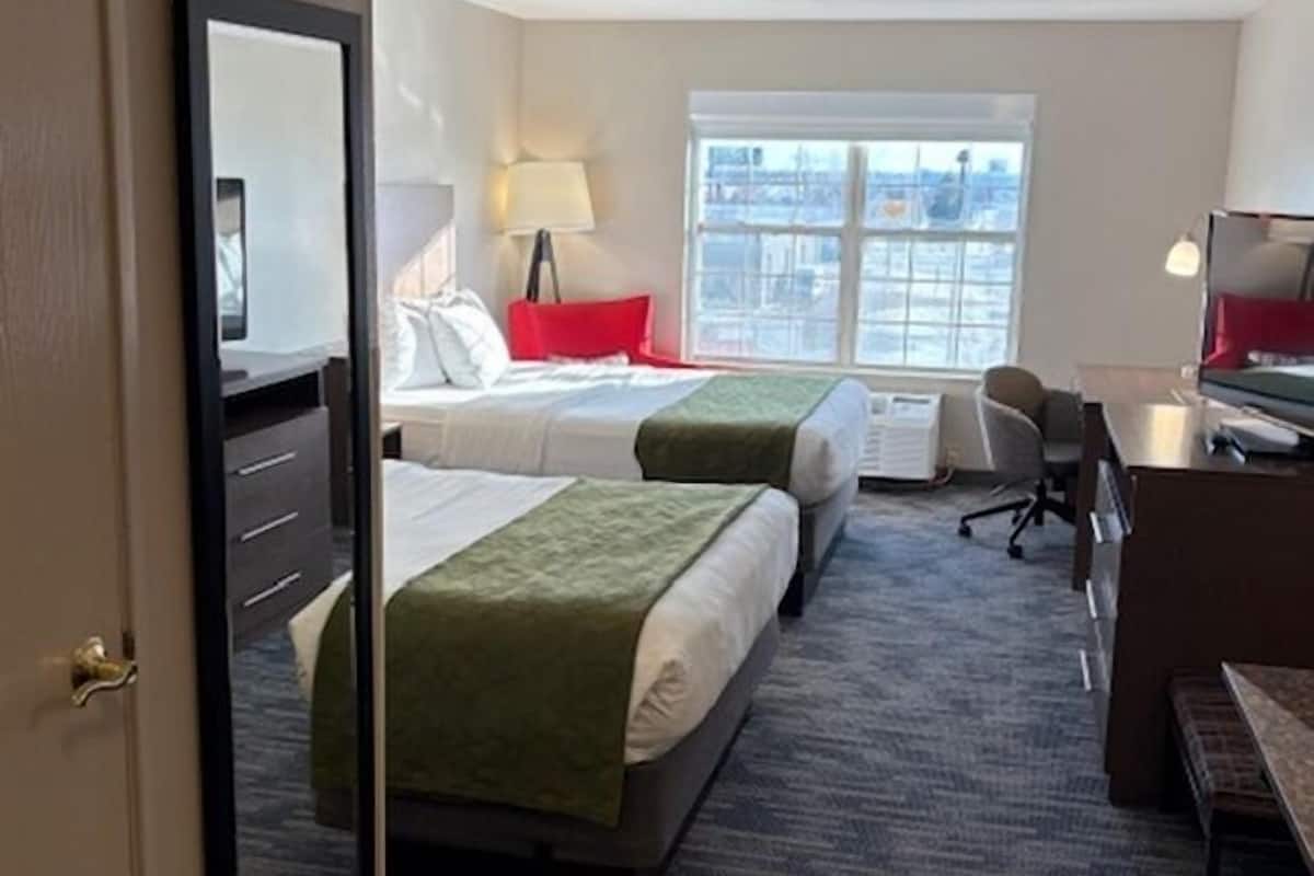 Rom, 2 queensize-senger, ikke-røyk | Sengetøy av topp kvalitet, minibar, safe på rommet og skrivebord