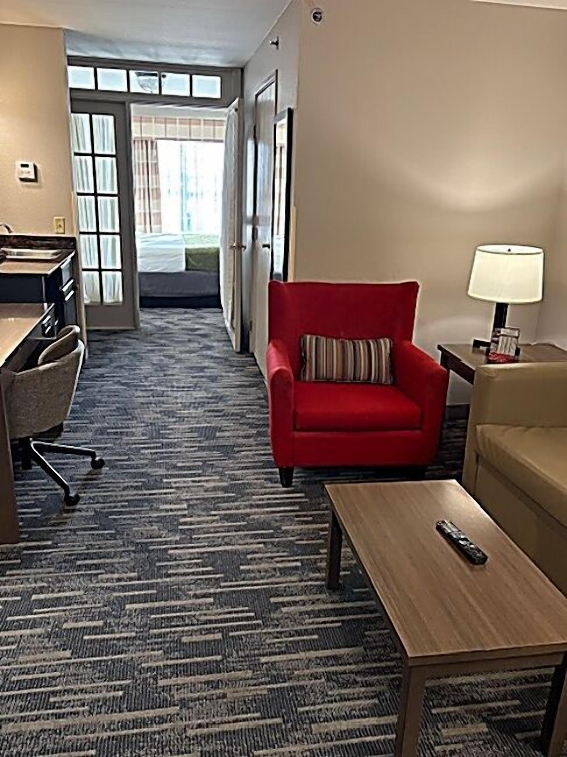 Suite, 1 slaapkamer, niet-roken | Luxe beddengoed, een minibar, een kluis op de kamer, een bureau