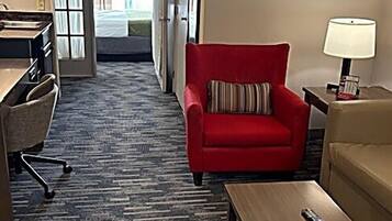 Suite, 1 slaapkamer, niet-roken | Luxe beddengoed, een minibar, een kluis op de kamer, een bureau