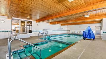 Indoor pool, sun loungers