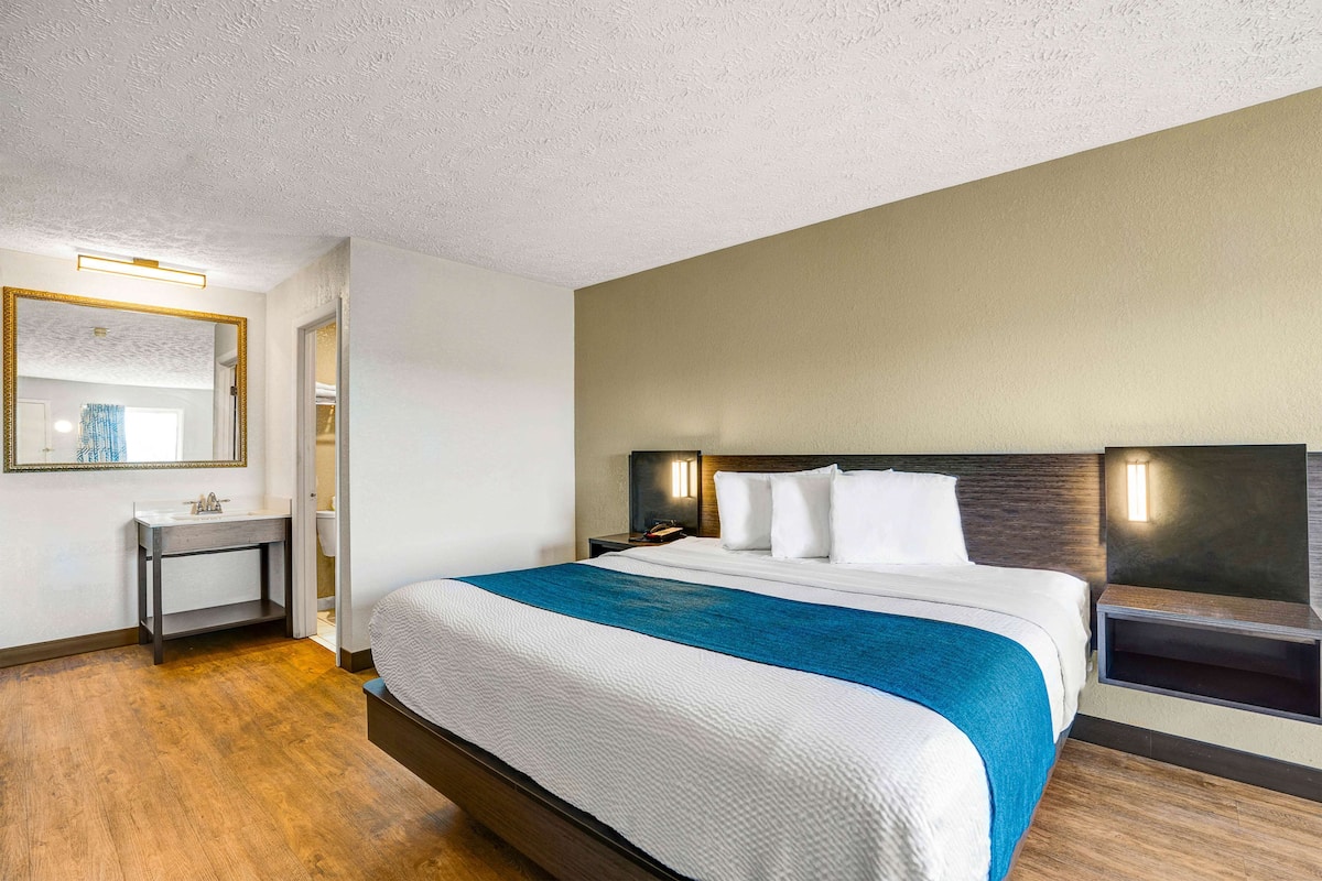 Desk, blackout drapes, iron/ironing board, free WiFi