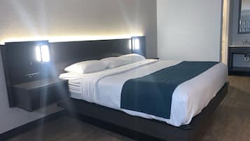 Skrivebord, blendingsgardiner, strykejern/-brett og wi-fi (inkludert)