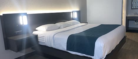 Schreibtisch, Verdunkelungsvorhänge, Bügeleisen/Bügelbrett