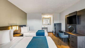 Escritorio, cortinas blackout y tabla de planchar con plancha