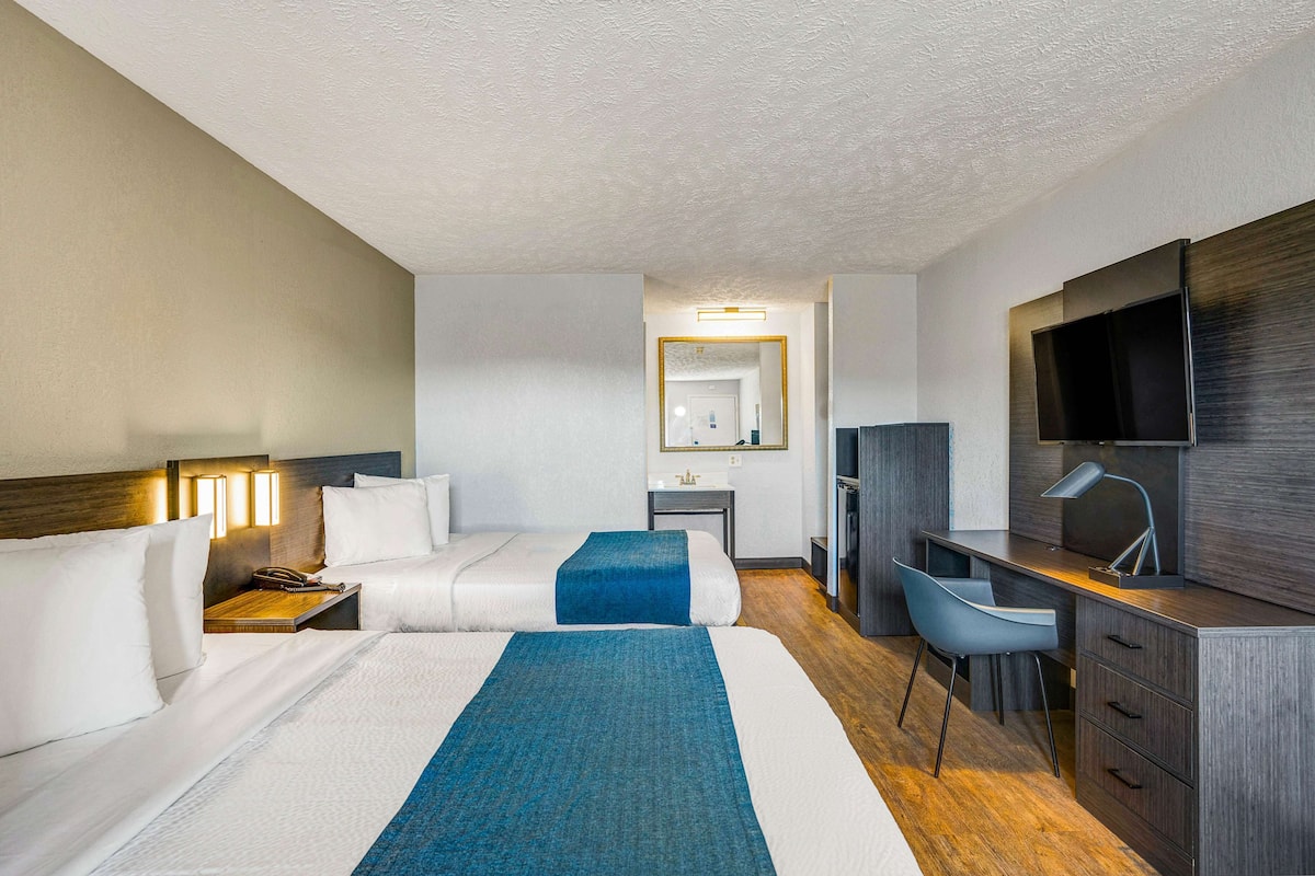 Desk, blackout drapes, iron/ironing board, free WiFi