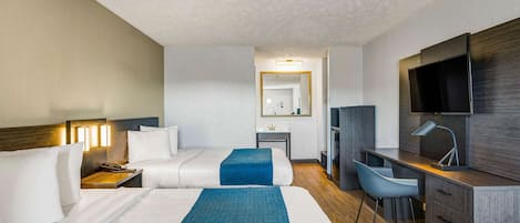 Escritorio, cortinas blackout y tabla de planchar con plancha