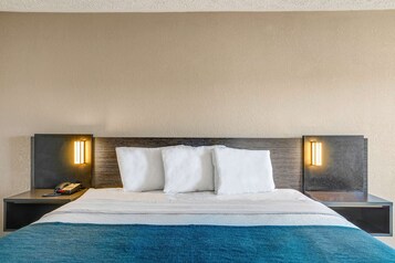1 kamar tidur, meja kerja, tirai kedap cahaya, dan setrika/meja setrika