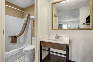 Combined shower/tub, hair dryer, towels