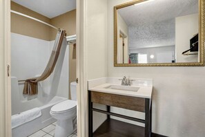 Combined shower/bathtub, hair dryer, towels