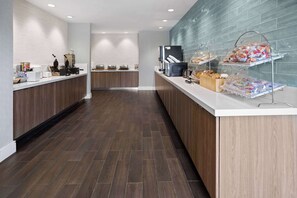 Free self-service breakfast on weekdays 