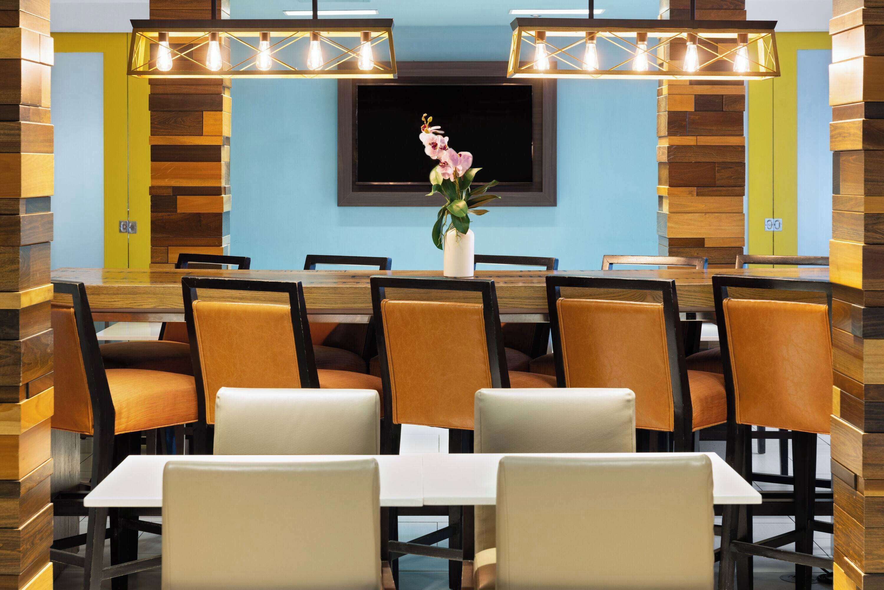 Photo - La Quinta Inn & Suites by Wyndham Atlanta Airport North