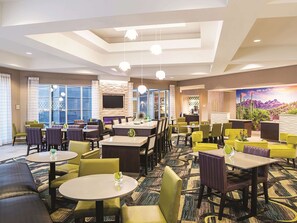 Free daily on-the-go breakfast - La Quinta Inn & Suites by Wyndham Phoenix Chandler (Phoenix)