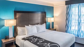 套房, 1 张特大床, 无烟房 (One Bedroom) | 高档床上用品、办公桌、遮光窗帘、熨斗/熨衣板