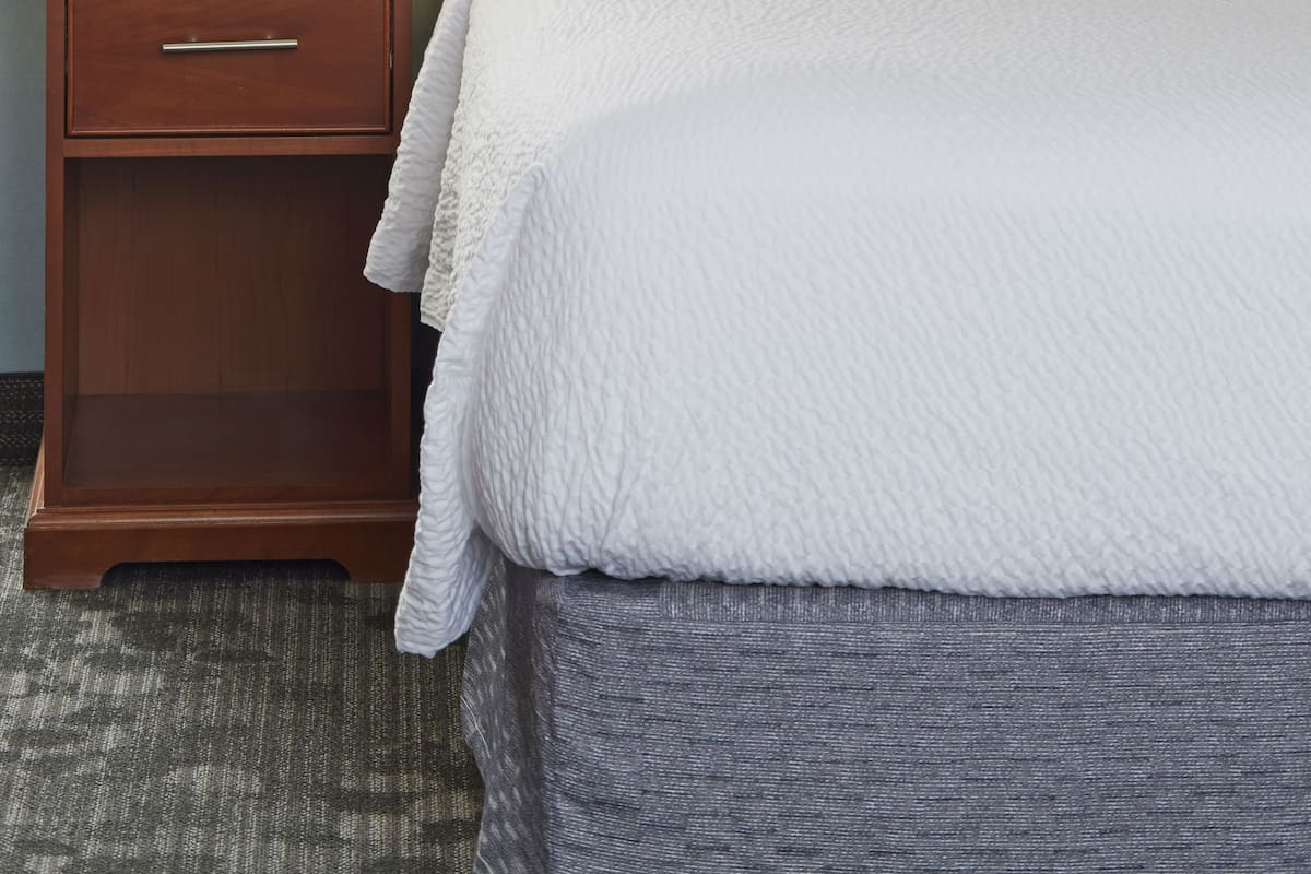 Ropa de cama de alta calidad, colchones con pillow-top y escritorio