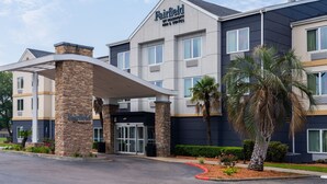 Un hôtel Fairfield by Marriott au design moderne, caractérisé par une façade en pierre, de grandes fenêtres et une entrée abritée.