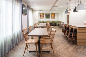 Café da manhã com buffet grátis todos os dias