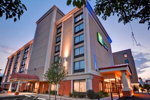 Front of property – evening/night - Holiday Inn Express Boston by IHG (Boston)