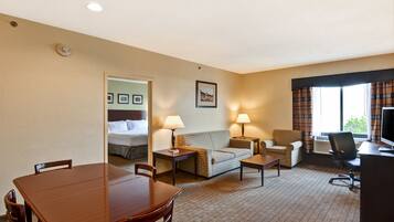 Suite, 1 kingsize-seng, ikke-røyk | Minibar, safe på rommet, skrivebord og skrivebord for bærbar PC