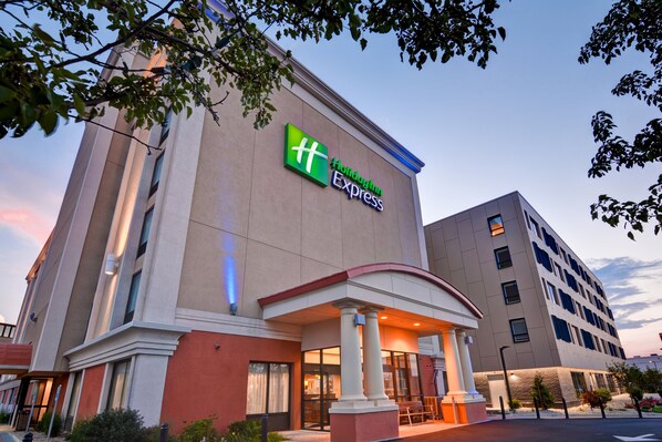 Exterior - Holiday Inn Express Boston by IHG (Boston)